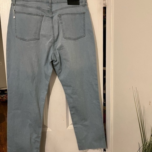 Dkny light blue denim high rise vintage Broome fit denim jeans. Comfort stretch! - Picture 6 of 8